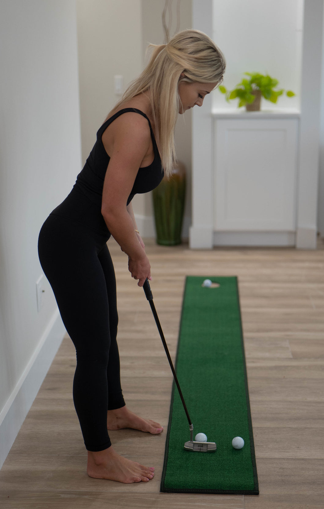 Home Putt - Portable Golf Putting Mat - Perfect Golf Training Aid to Practice your Golf Game Everywhere You Go - 1 Ft by 8 Ft Mini Golf Putting Green